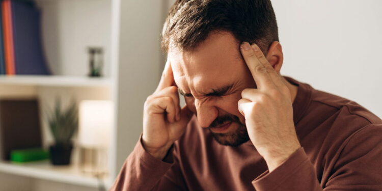 Se a dor começa na nuca e vai pra testa, isso pode ser cefaleia cervicogênica