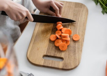 Truque secreto de cozinheiros que mantém a cenoura doce e firme por semanas