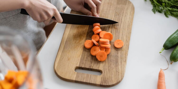 Truque secreto de cozinheiros que mantém a cenoura doce e firme por semanas