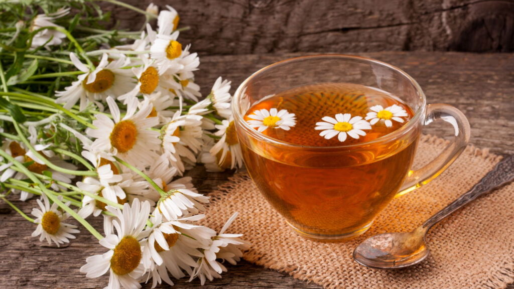 Receitas de chás calmantes com flores para noites de descanso profundo