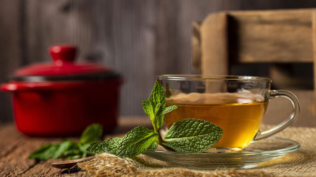 Chás e ervas que vão te ajudar a reduzir o estresse e se acalmar 