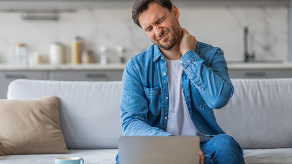 Movimentos simples, feitos em casa, ativam braços, pernas, tronco e melhora a postura