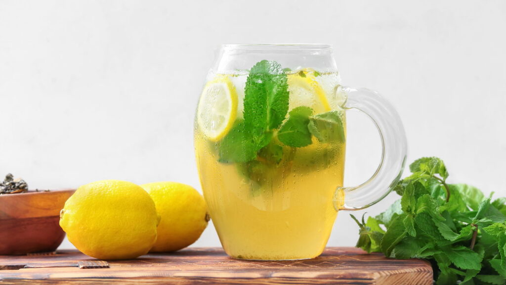 Receitas refrescantes com folhas que combatem o estresse