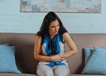 Este chá caseiro alivia cólicas de um jeito que você não vai acreditar