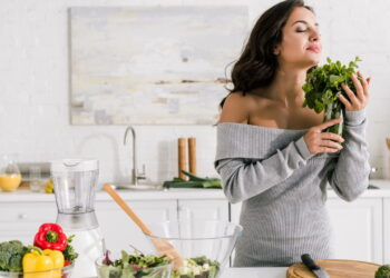 As 4 ervas que regulam o ciclo hormonal e promovem equilíbrio natural