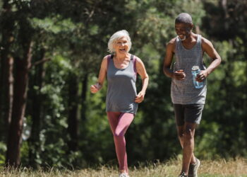 Como a combinação de caminhada e treino de força pode renovar sua saúde após os 60