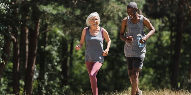 Como a combinação de caminhada e treino de força pode renovar sua saúde após os 60