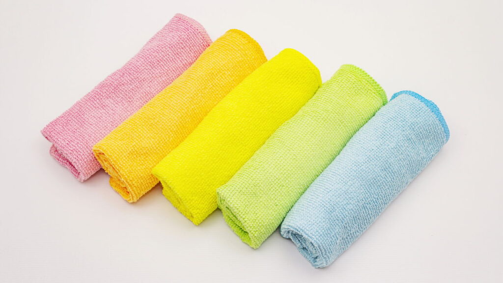 Nem espanador, nem aspirador: forma prática de tirar pó dos móveis