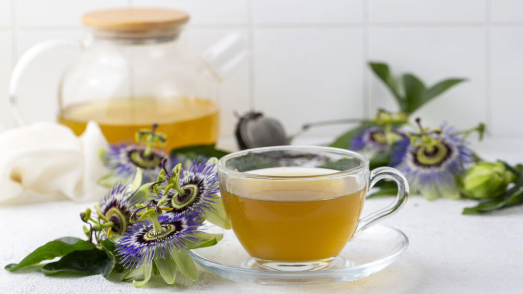 Receitas de chás calmantes com flores para noites de descanso profundo