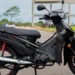 Essa moto da Shineray não precisa de CNH e quase não gasta combustível