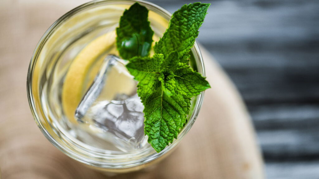 Como fazer xaropes caseiros com plantas do seu jardim