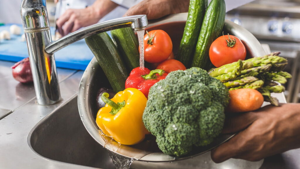 Dicas para conservar verduras na geladeira e evitar que murchem