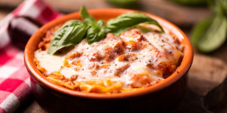 Macarrão feito em uma panela só com frango, bacon e legumes, pronto em 30 minutos, ideal pra quem quer sabor e praticidade