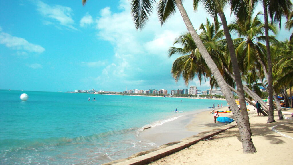Cidade é conhecida por suas praias de águas cristalinas e coqueirais extensos