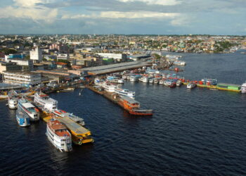 Cidade é famosa por sua localização estratégica no coração da floresta amazônica