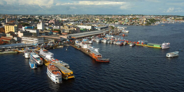 Cidade é famosa por sua localização estratégica no coração da floresta amazônica