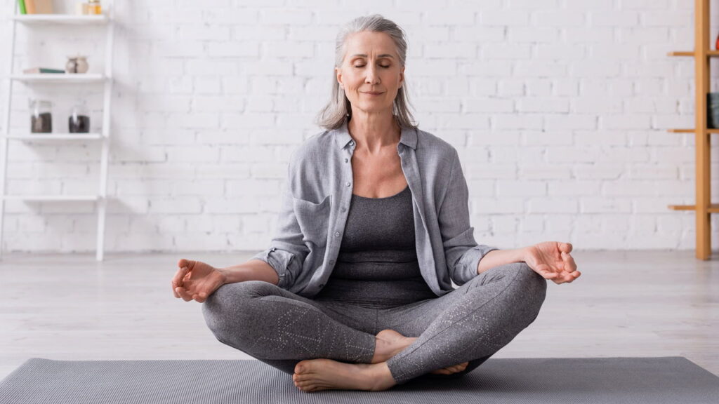 Os 3 melhores exercícios para relaxar corpo e mente antes de dormir