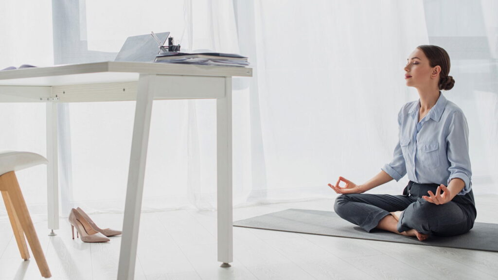 O papel da meditação em reduzir a ansiedade cotidiana segundo a psicologia