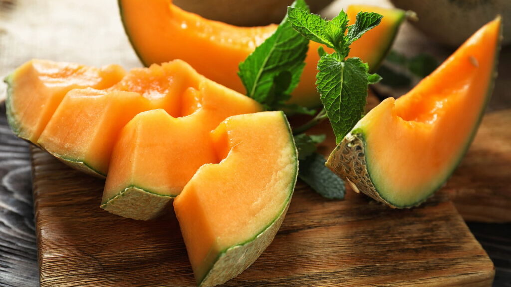 5 frutas refrescantes que se adaptam a rotinas e colhem em ciclos curtos