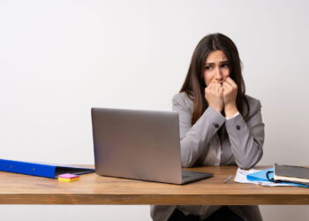 Estratégias para superar o medo de tomar decisões da vida, segundo terapeutas