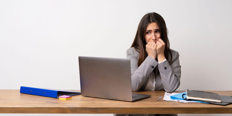 Estratégias para superar o medo de tomar decisões da vida, segundo terapeutas