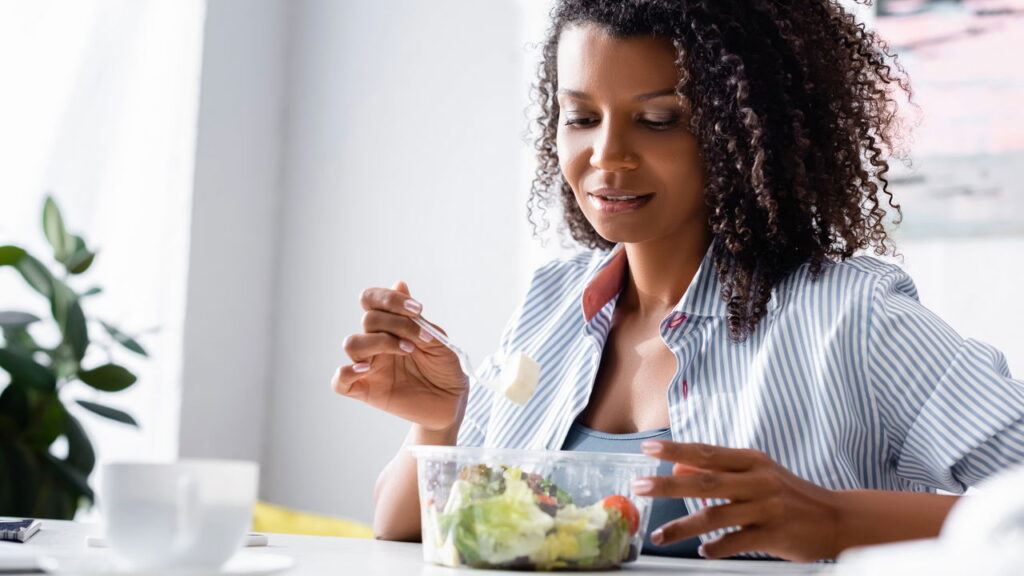 Dicas para criar saladas versáteis que nutrem e satisfazem segundo nutricionistas