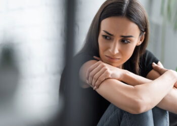 Estratégias para transformar críticas internas em diálogos construtivos segundo a psicologia