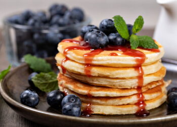 Receitas de caldas com ervas que elevam sobremesas leves