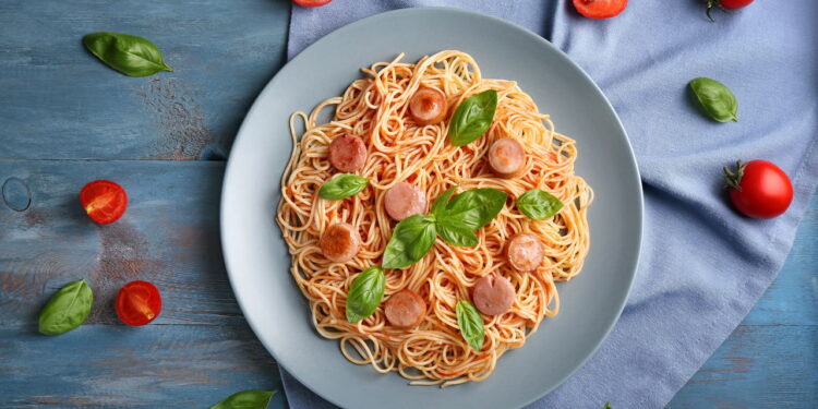 Esse macarrão rápido com calabresa fica pronto em 15 minutos e ainda usa a água da massa no molho