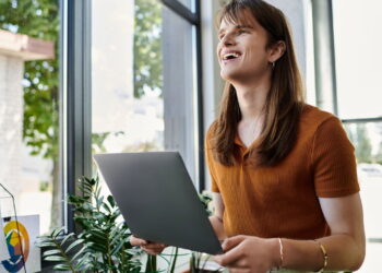 Plantas que dão cor e vida a espaços de trabalho em casa