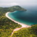 Praias tranquilas e preservadas perto de metrópoles que surpreendem