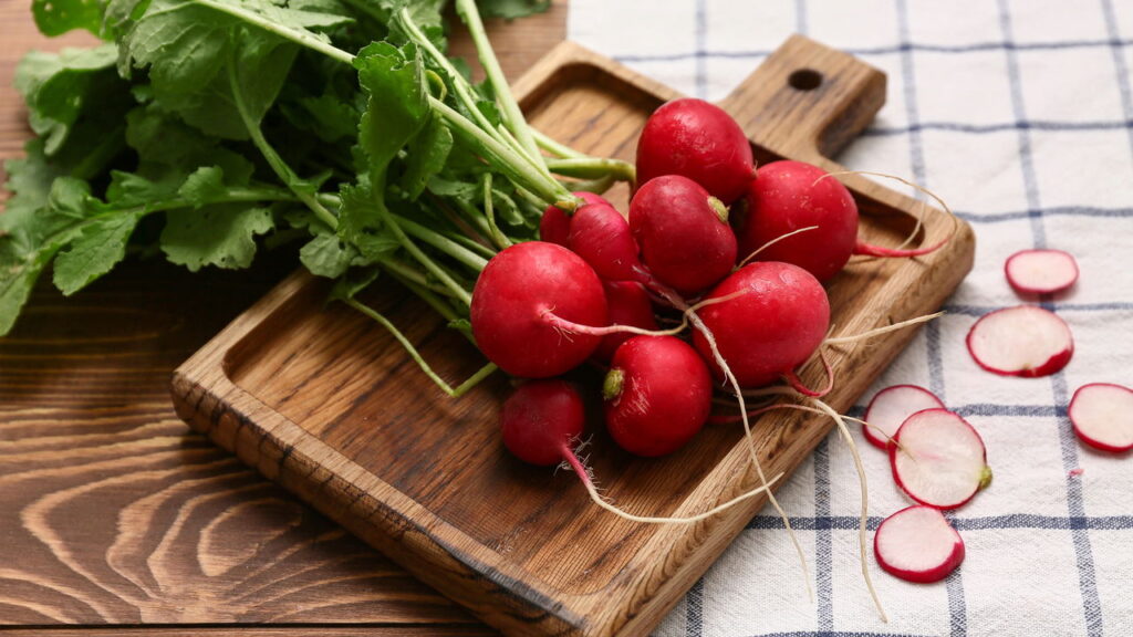 Como conservar rabanete crocante na geladeira por uma semana sem perder o sabor picante