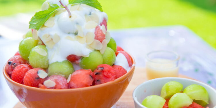 Receitas com frutas para manter o corpo fresco e hidratado no calor