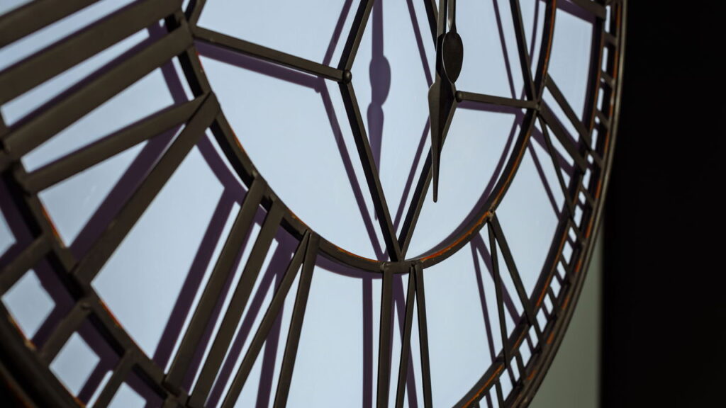 Por que os relógios antigos faziam "tic-tac"?