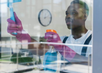 Essa misturinha com bicarbonato e álcool deixa o box como novo sem esforço