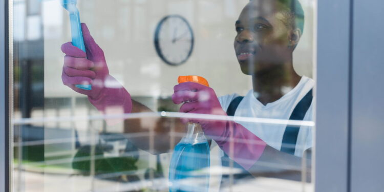 Essa misturinha com bicarbonato e álcool deixa o box como novo sem esforço