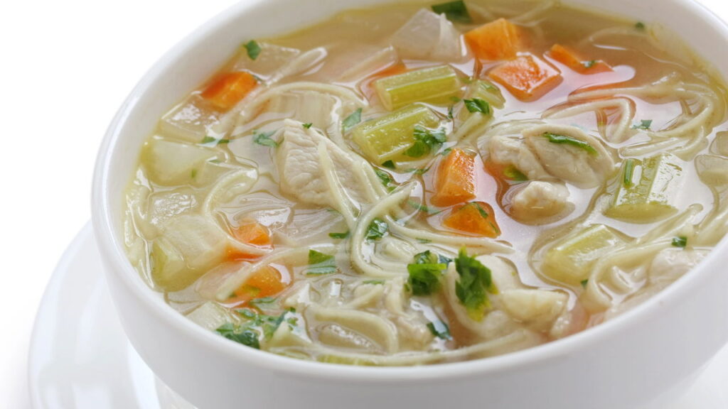 Receitas de sopas quentes para aquecer nos dias frios e aliviar a gripe