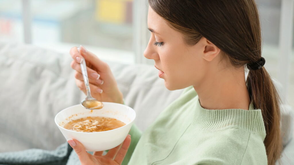 Receitas de sopas quentes para aquecer nos dias frios e aliviar a gripe