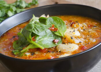 Receitas de sopas com vegetais que nutrem durante estações frias