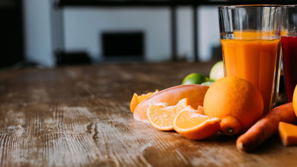 3 sucos naturais que fortalecem os ossos com cálcio, vitamina D e sabor