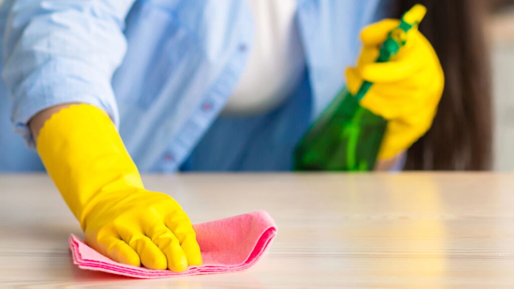 Nem espanador, nem aspirador: forma prática de tirar pó dos móveis