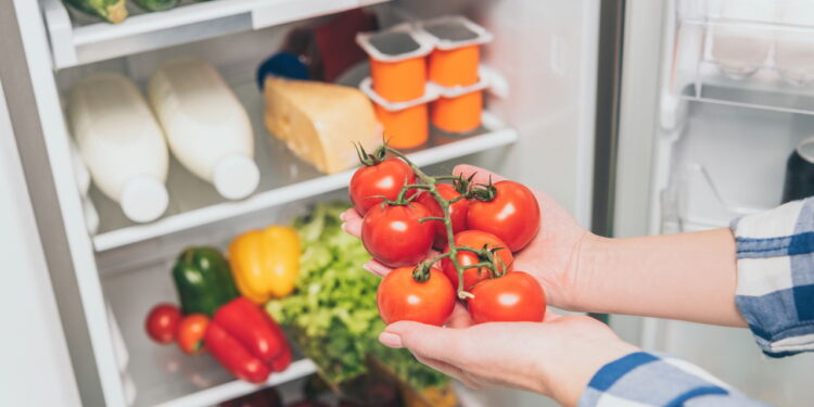 O truque para manter o tomate firme por semanas na geladeira