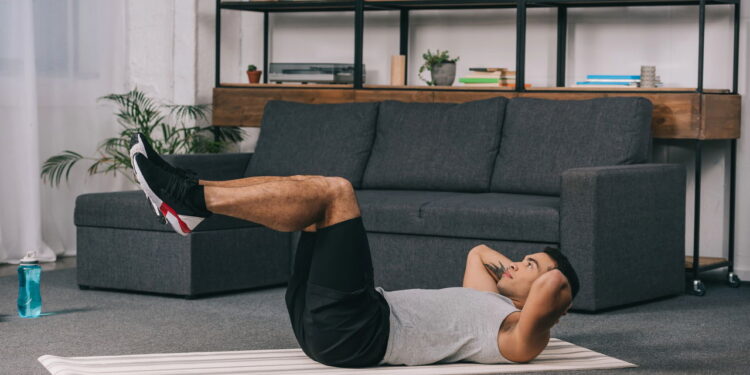 É possível ganhar massa muscular sem academia? Veja o que dizem os treinadores