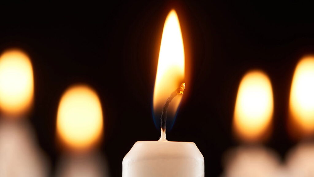 Renomada atriz e cantora britânica-australiana morreu aos 73 anos