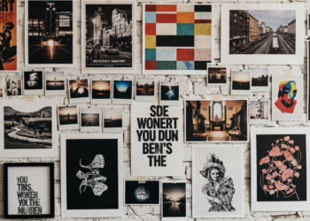 Transforme sua parede com quadros e pôsteres organizados em galeria