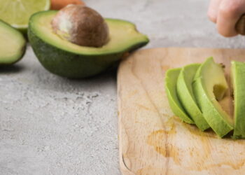 O abacate é considerado um superalimento cheio de benefícios, mas você sabe o que não deve ser consumido junto com ele?