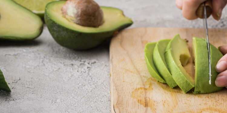 O abacate é considerado um superalimento cheio de benefícios, mas você sabe o que não deve ser consumido junto com ele?