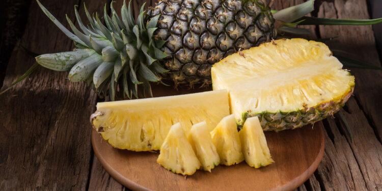 Cultivo simples do abacaxi mostra como ter fruta doce e saudável