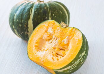 Como descascar morangas duras de forma rápida e prática no micro-ondas