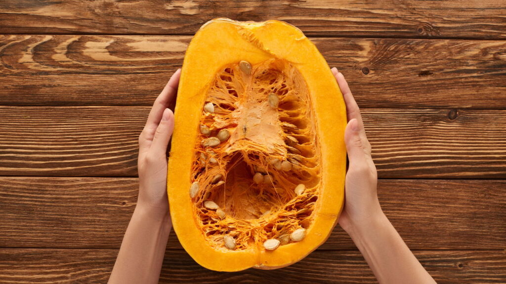 Como descascar morangas duras de forma rápida e prática no micro-ondas